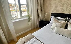 Majestic, Modern & Spacious Harbour-View Apartment With Parking