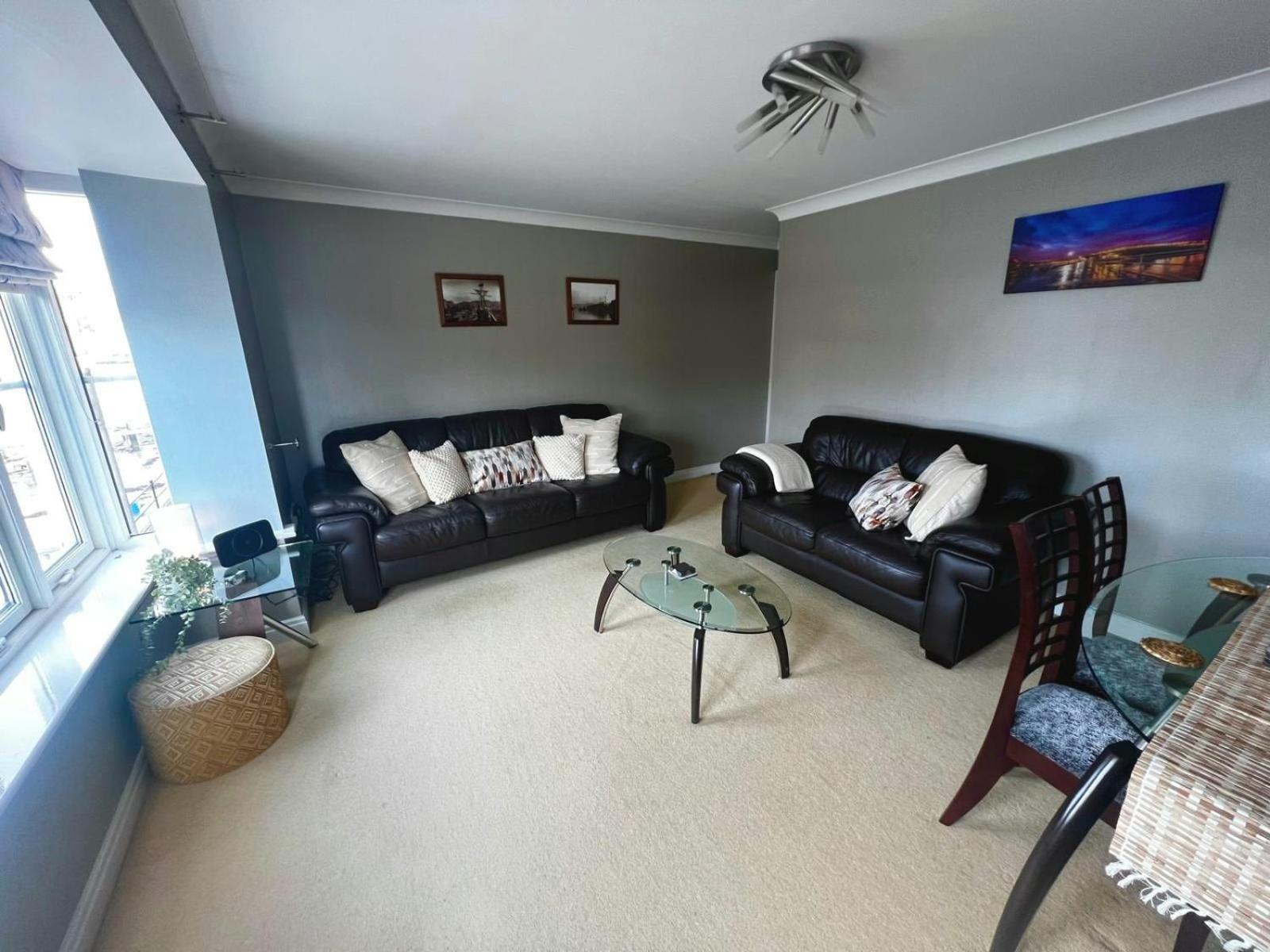 Majestic, Modern & Spacious Harbour-View Apartment With Parking Whitby Exterior photo