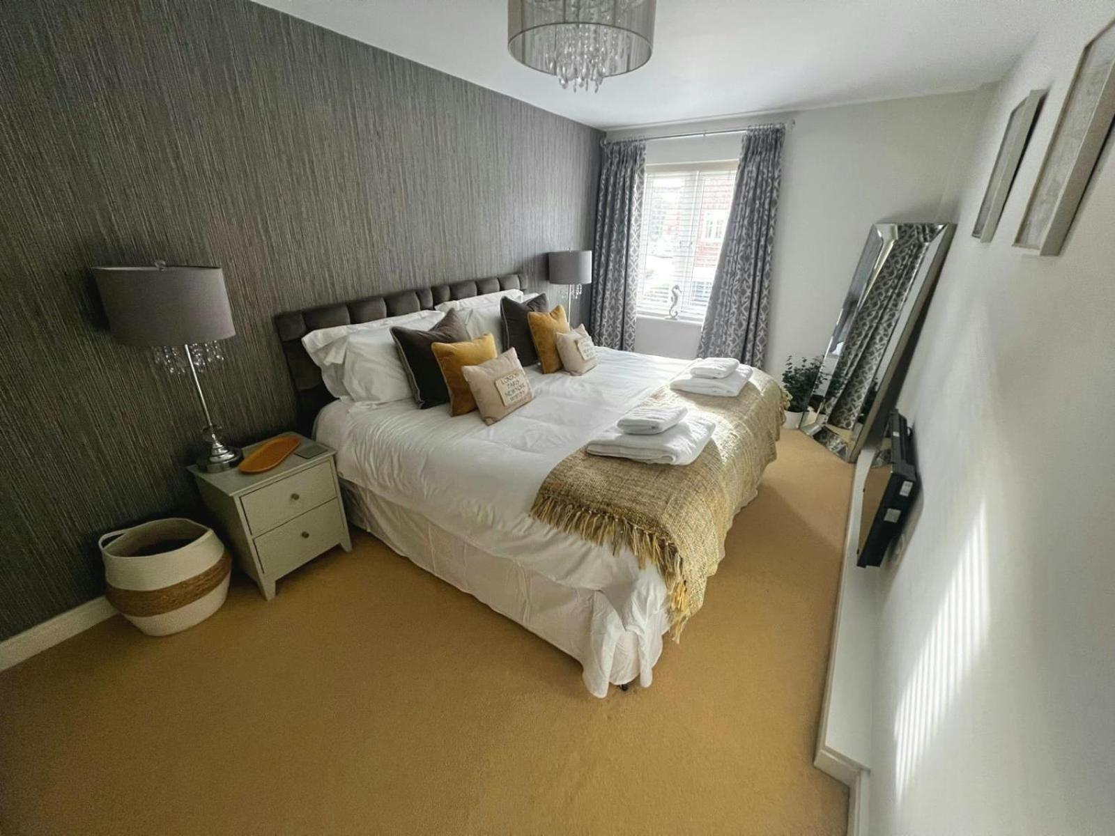 Majestic, Modern & Spacious Harbour-View Apartment With Parking Whitby Exterior photo