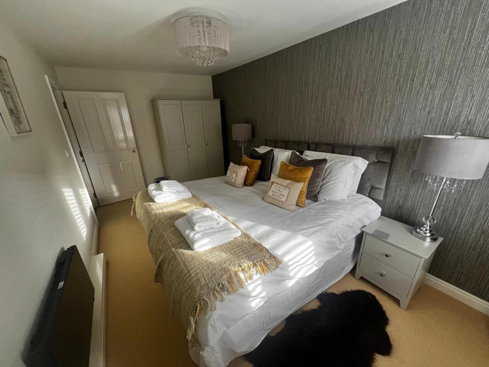 Majestic, Modern & Spacious Harbour-View Apartment With Parking Whitby Exterior photo
