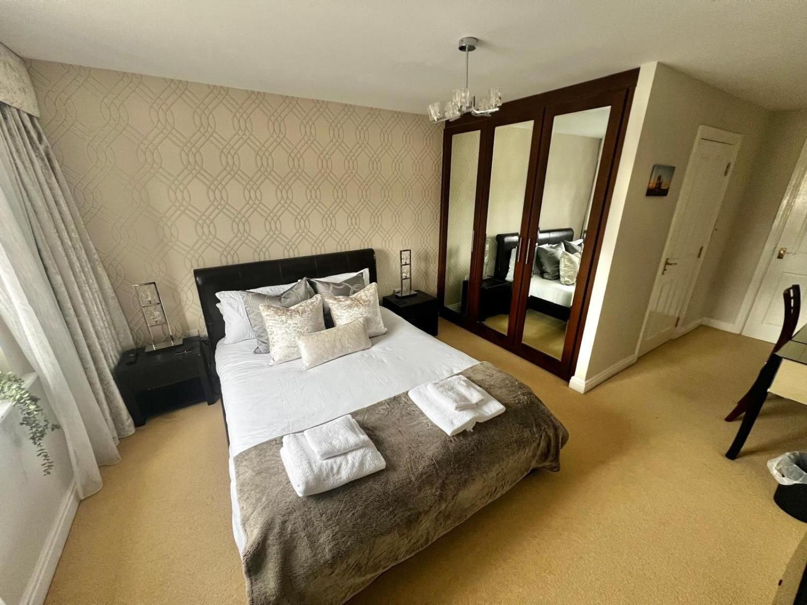 Majestic, Modern & Spacious Harbour-View Apartment With Parking Whitby Exterior photo