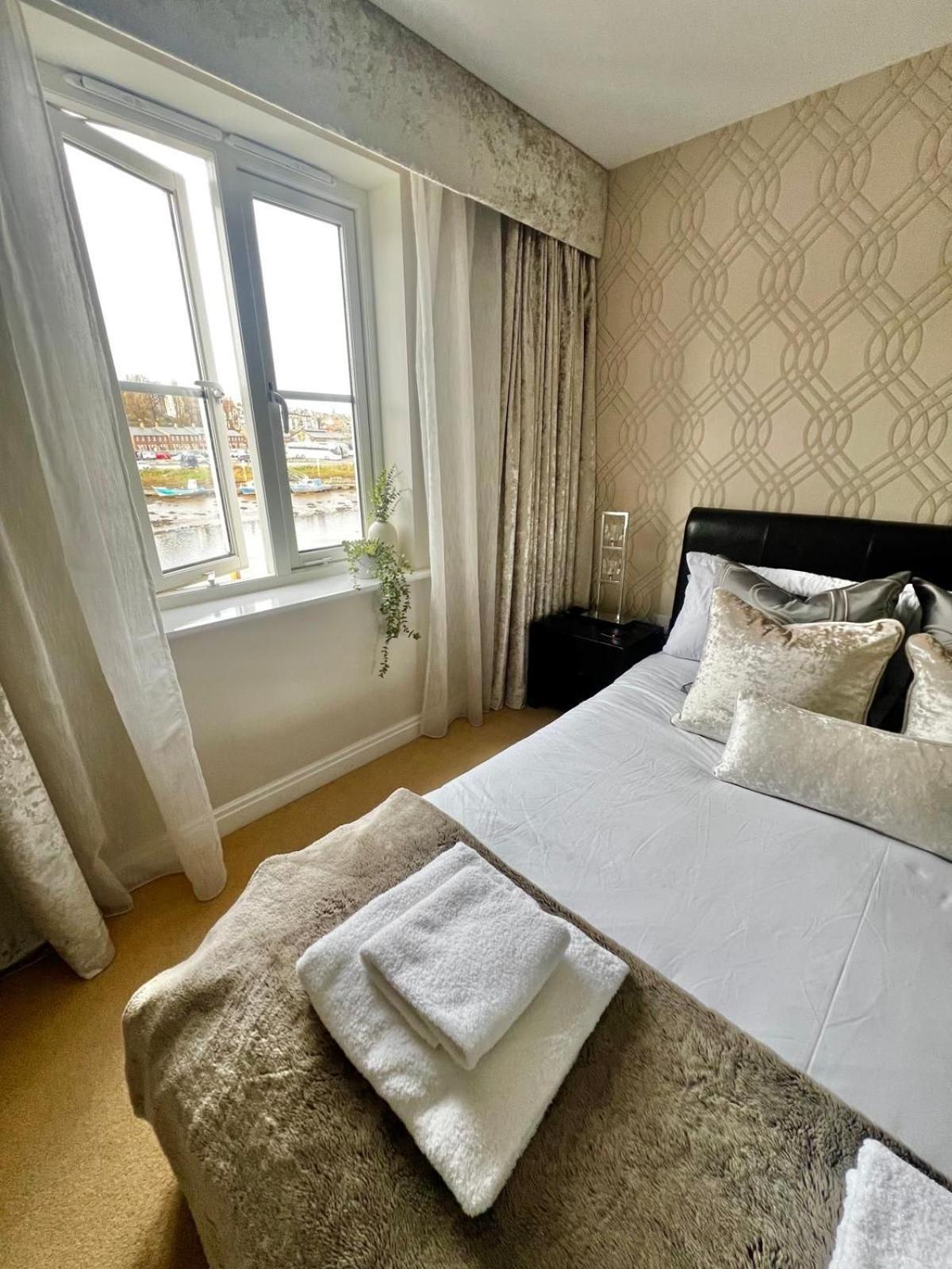 Majestic, Modern & Spacious Harbour-View Apartment With Parking Whitby Exterior photo