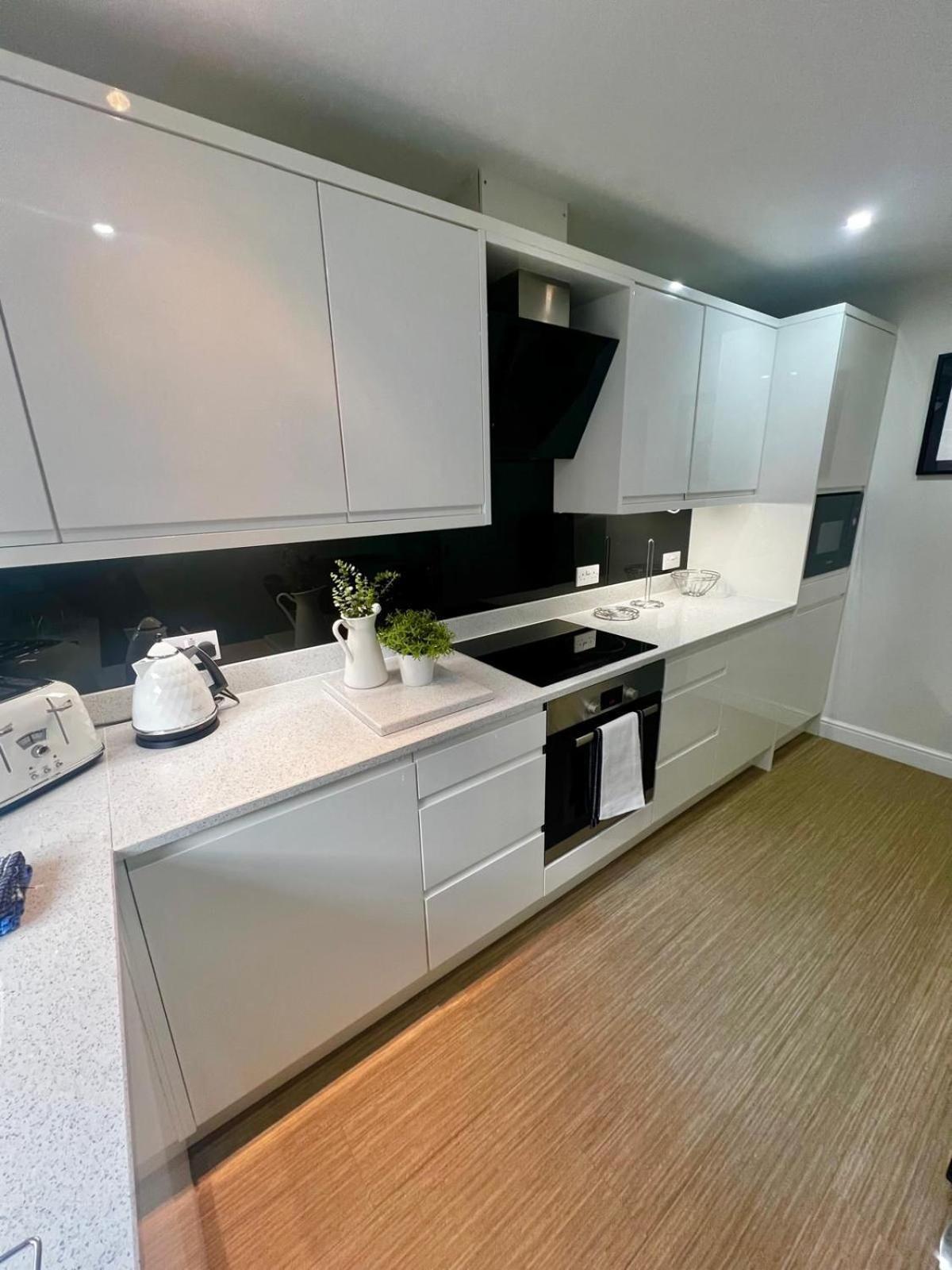 Majestic, Modern & Spacious Harbour-View Apartment With Parking Whitby Exterior photo
